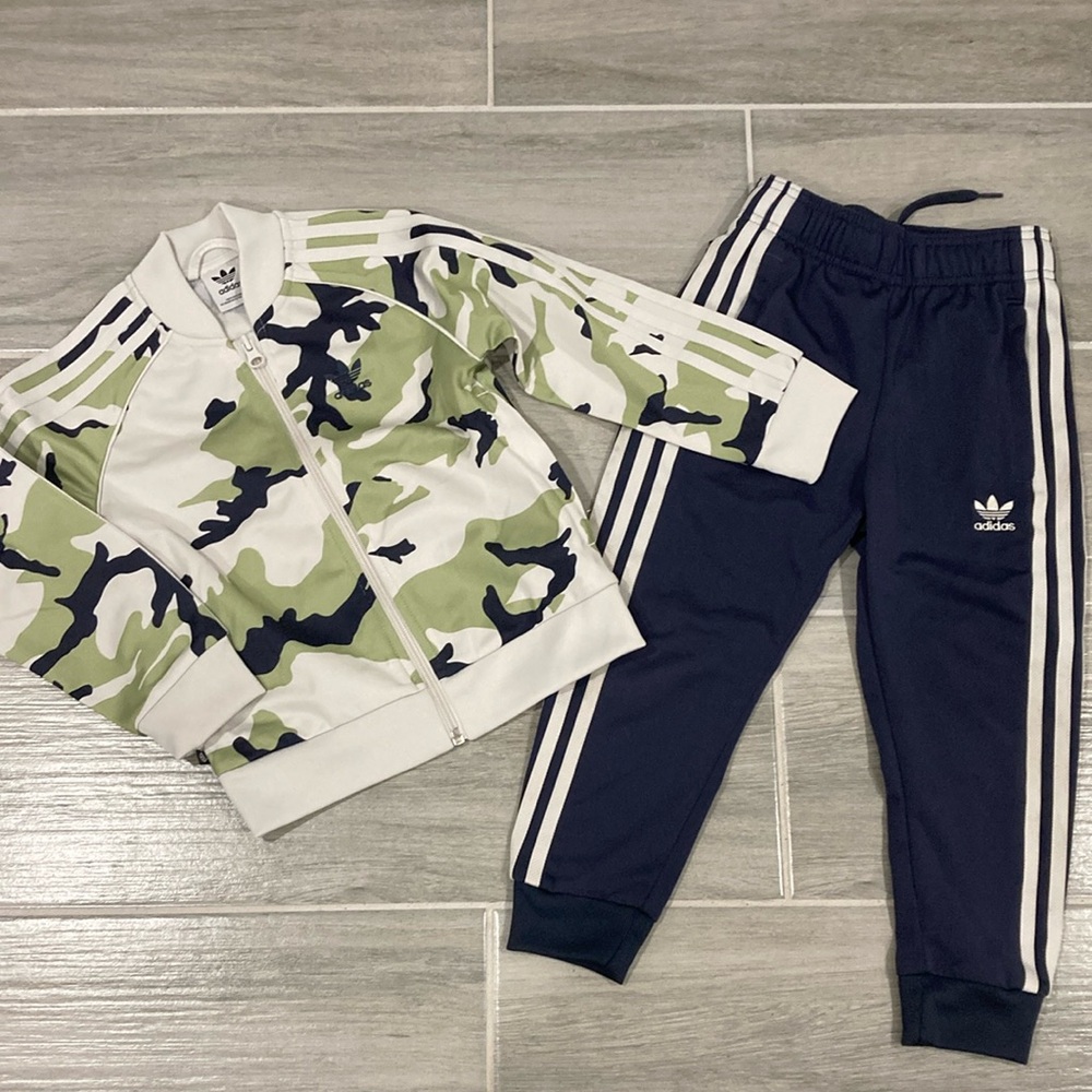 Matching set Adidas toddler boy long sleeve and pants sweatsuit size:5